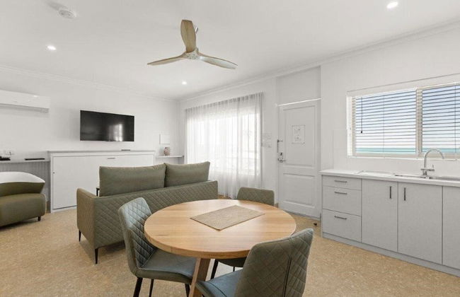 Moonlight Bay Suites - Photo 22