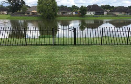 4BR 2BA Family Home On a Lake - Foto 12