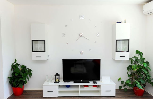 Holiday House With Pool - Photo 14