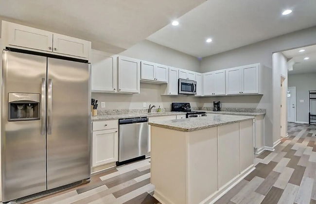 Spacious 6BR/3BA House w/ Parking! Sleeps 20! - Foto 32