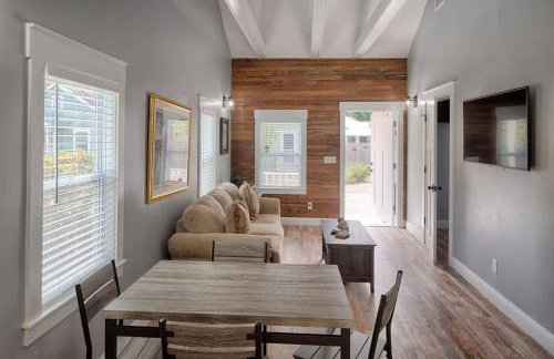 Quaint Cottage with Private Pool-Walk to Everything - Foto 13