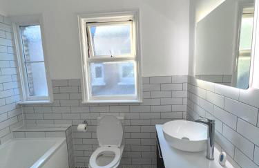 Modern Spacious 4 Bedroom Home in Greater Ldn With Garden & Parking - Photo 15