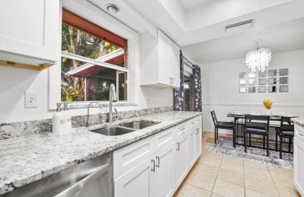 Sunny 3BR Oasis with Water View and Beach Gear Near Siesta - Foto 8