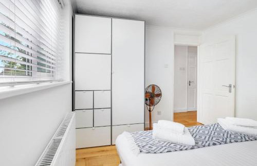 Luxury 5 BDR 2 BA House with Parking in Sandhurst By 360Stays - Photo 57