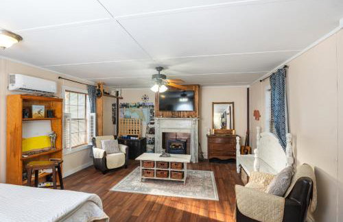 Cabin close to FL Caverns! Hot Tub, WI-FI, & Firepit - Foto 9