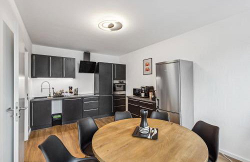 Harmonie Homes - Built in 2025 - High-Quality Beds & Linen - Full Kitchen - Fiber WiFi - 4K Smart TV - 2 Balconies - Elevator - Free Private Parking - Near Augsburg - 20 Min via Autobahn to Munich-West - Foto 27