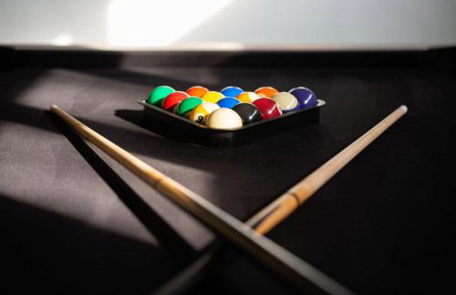 Lux 5BR gem with Heated Pool, SPA, and Outdoor Movie Theater - Foto 17