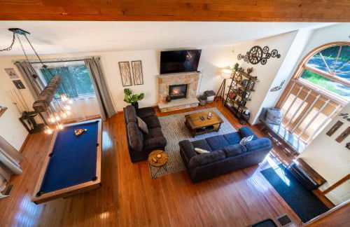 Serenity Falls - Stylish 4Bdr Mountain Retreat, Hot Tub, Pool - Foto 9