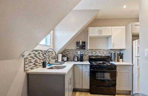 Modern 2BR Near NYC with Free Parking and Workspace - Foto 3