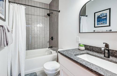 Walk to Flathead Lake Polson Home with Balcony - Foto 9