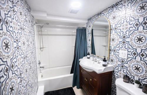 Retro 2 bedroom basement APT with free parking - Foto 6