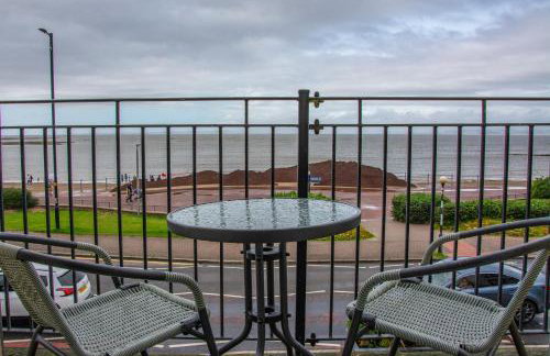Morecambe Central balcony with sea view - Photo 3