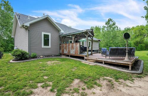 Lakeside Retreat with Hot Tub & Game Room home - Foto 13