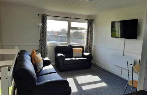 2 Storey 3 Bedroom Chalet -Outdoor Swimming Pool - sleeps up to 6 - 5 min walk to the Beach, near Broads and Great Yarmouth - Foto 3