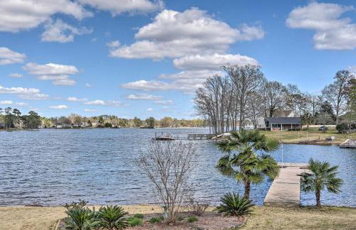 Quiet Lakefront Retreat with Boat Ramp and 2 Docks - Foto 2