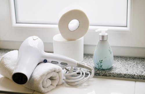 7SCHWABEN - 7 vollausgestattete Wohnungen unter einem Dach mitten in Bad Urach - Küche - Bad - WLAN - Waschmaschine - kostenloses Parken - E-Bike-Garage mit Ladestation - Altstadt, Bus, Bahn, E-Ladestation unter 5 Min - barrierefrei - rollstuhlgerecht - Foto 8