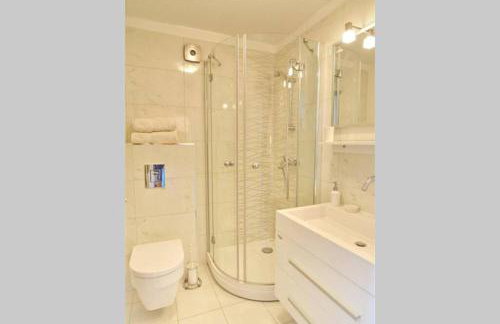 Waterfront stone house in city center - Photo 12