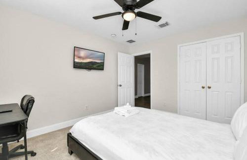 Tranquil 4-BR Oasis With Pool & Backyard Bliss! - Foto 32