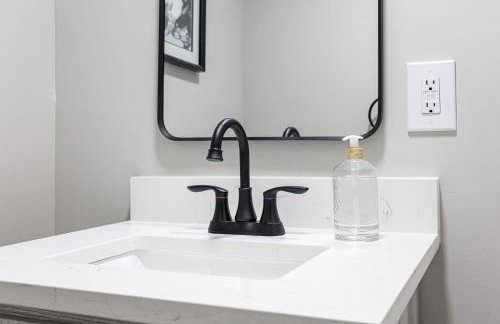 Chic 3BR Home with Fire Pit-Private Yard-Family Friendly - Foto 33