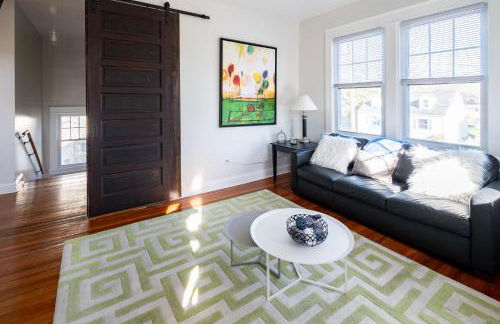 Contemporary 3-Bedroom Home with Balcony in RVA - Foto 15