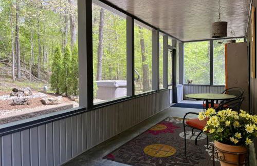 Romantic Cottage w Hot Tub & Views - Photo 11