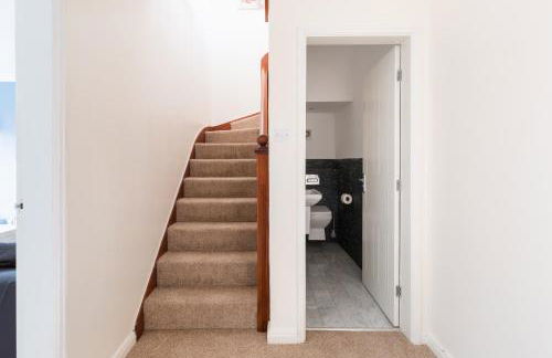 Drayton Manor House FREE parking - Photo 76