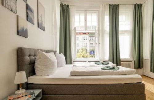 KAISER 02 by ROCKCHAIR Apartments l SUPERHOST Status l 3 Bedrooms Boxspringbeds 2 Bathrooms l Cozy Family & Business Flair 155 sqm 3 Balcony 2nd Floor Elevator up to 10 guests welcomes you! - Foto 55