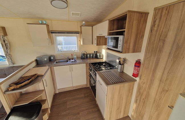 Serene Chalet Retreat in Chichester - Photo 6