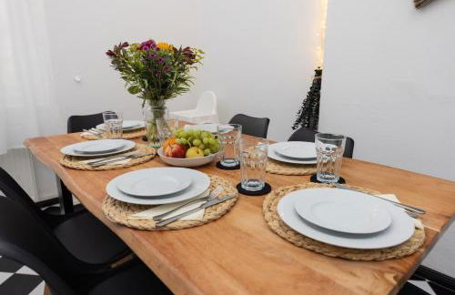 Central 6 Beds Apartment, Group & Family Friendly, Kitchen, Washer, Work Station, Netflix & PayTV - Photo 14