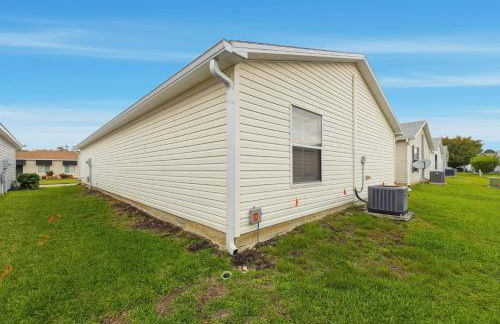 Cozy 2BR Mins to Lake Sumter Landing and Brownwood Paddock Square with BBQ, Workspace, Murphy Bed - Foto 10