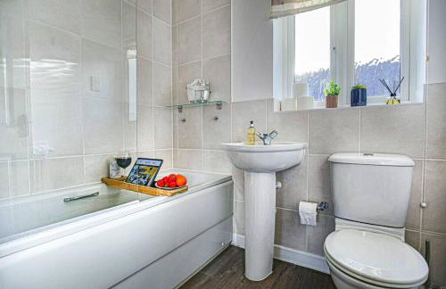 Stylish House with Smart TVs and Netflix, Fast Wifi, Free Parking and Garden by Yoko Property - Foto 15