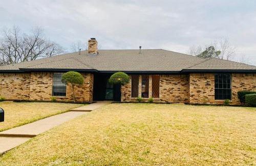 Designer Single Story 4 bed 3 bath home in mid-century style with big backyard and garage - Foto 30