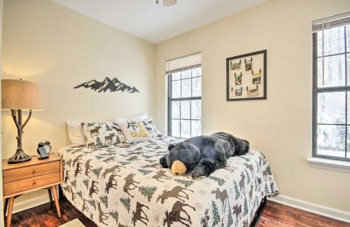 Modern Mountain Retreat with Deck and Hot Tub! - Foto 15