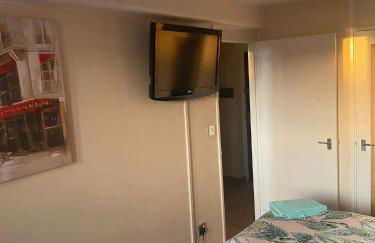 "Snooze Central" - City Centre Apartments above Victoria Centre Shopping Centre with full Kitchen in Milton Street - up to 4 Beds - most Central Location next to the Hilton Hotel - Outdoor Parking for Cars or Vans five pounds a day - Sunday 1pm Check-Out - Photo 55