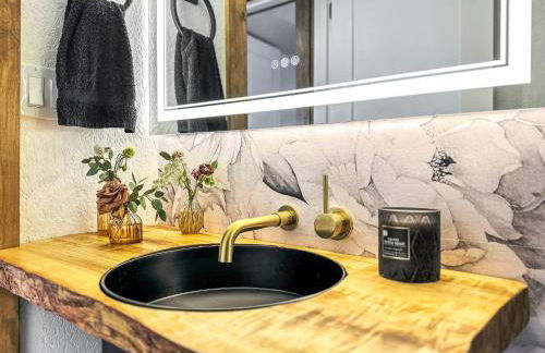 Great Falls Premier Retreat by Wrecked & Refined Stunning Views Hot Tub Family Fun - Foto 28