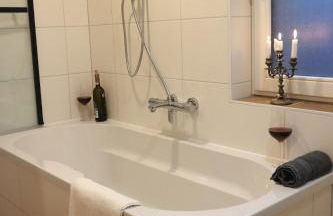 Modernes Ferienhaus mit 4 separaten Appartements, je mit vollausgestatteter Küchenzeile und eigenem Bad, 2 Gehminuten zum Badesee, Garten, Grillplatz, Kinderspielbereich, Hunde sind willkommen - Foto 17