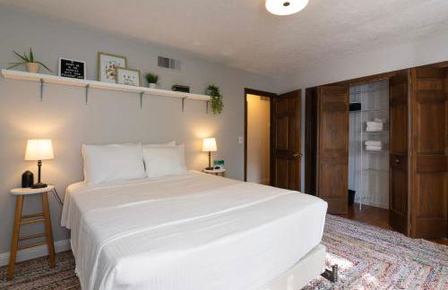 Sleeps 12, Wooded Lot, Near Ark, Great for Family - Foto 15