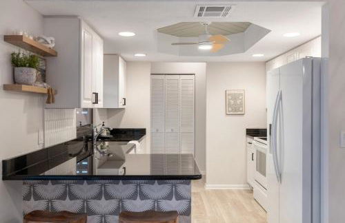 Stylish coastal retreat with Heated Saltwater pool - Foto 22