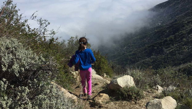 Une petite fille explorant le parc national La Campana