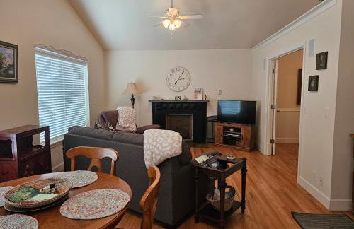 Charming, Private Cottage in Myrtle Creek - Foto 16