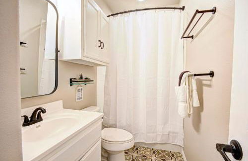 NEW Oak Lodge at Little Ranches 5 min to Square - Foto 16