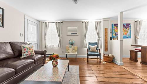 The School House Cottage, Historic 1BR Mystic River Stay Near Seaport - Foto 3