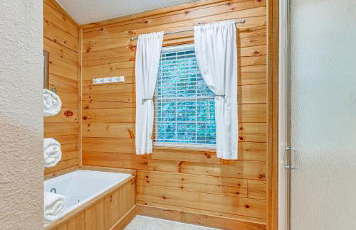Serene Maggie Valley Retreat with Deck and Hot Tub! - Foto 14