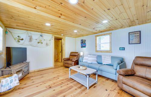 Yard with Lake View Home Near Table Rock Lake! - Foto 8