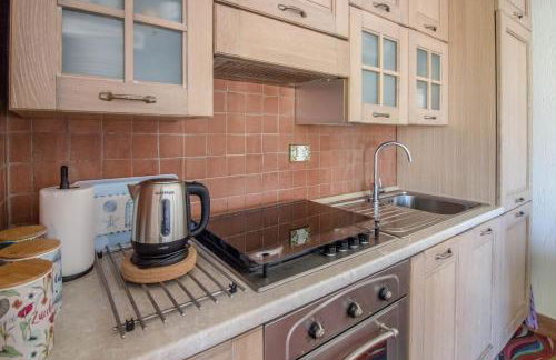 GuestHost - Seaside Apartment with Parking - Foto 14