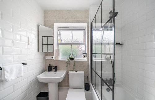 5 Min to Heathrow & Uxbridge Station with Parking - Photo 24