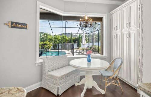 Elegant Home with Pool, Office, Theater, and Fence - Foto 9