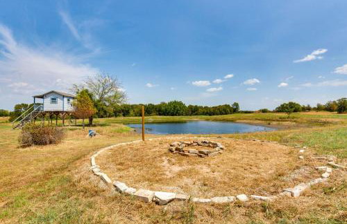 Unwind Fireside Wills Point Gem with Hot Tub and Pond - Foto 36