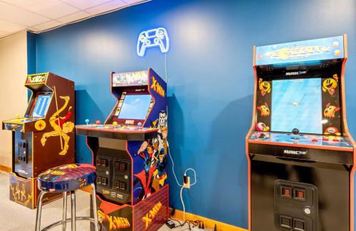 3 Mi to SR! Sleeps 25, Spacious, Hot Tub, Arcade! - Foto 29