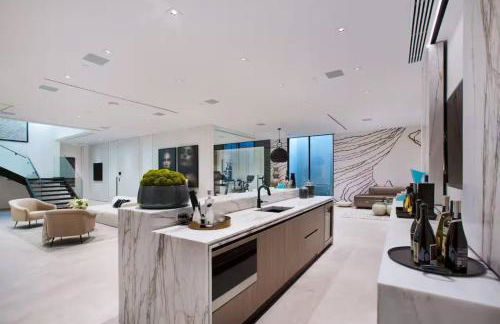 Ultra-Luxurious BH Estate with Pool, Theatre, Views - Foto 76